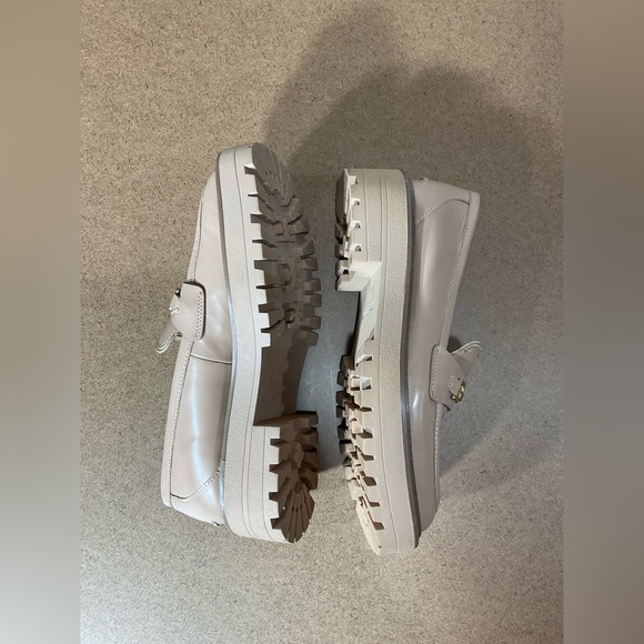 Sam Edelman Beige Loafers with Gold Detail - Picture 5 of 7